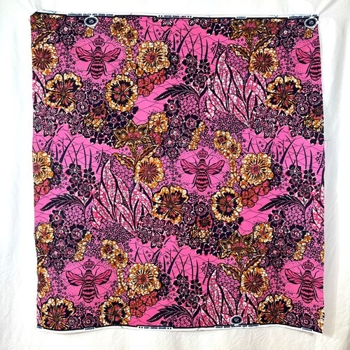 アフリカンプリント 布 生地 50cm単位 AP-1103   女王蜂 咲き乱れる花 ピンク地 青ラメ  アフリカ 布 ブロード カットクロス ハンドメイド パッチワーク エコバッグ 手芸材料 ダンス 舞台 衣装 通園通学に