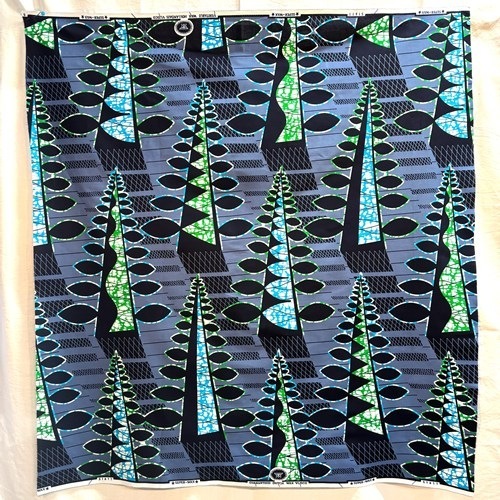 アフリカンプリント 布 生地 50cm単位 AP-13637　三角錐の木 濃紺の葉っぱ グレー地　アフリカ 布 ブロード カットクロス ハンドメイド パッチワーク エコバッグ 手芸材料 ダンス 舞台 衣装 通園通学に