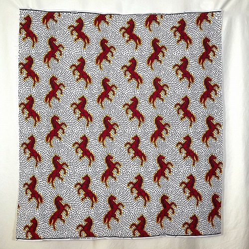 アフリカンプリント生地 50cm単位 AP-13210　金色オーラの赤馬 駿馬 白地