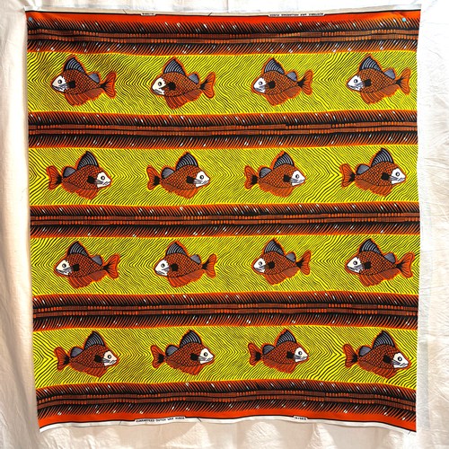 アフリカンプリント 布 生地 50cm単位 AP-13661 後ろを気にする整列お茶目魚 朱色 黄色地　アフリカ 布 ブロード カットクロス ハンドメイド パッチワーク エコバッグ 手芸材料 ダンス 舞台 衣装 通園通学に