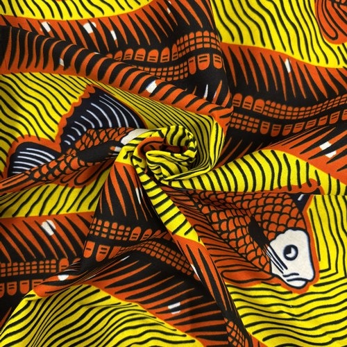 アフリカンプリント 布 生地 50cm単位 AP-13661 後ろを気にする整列お茶目魚 朱色 黄色地　アフリカ 布 ブロード カットクロス ハンドメイド パッチワーク エコバッグ 手芸材料 ダンス 舞台 衣装 通園通学に