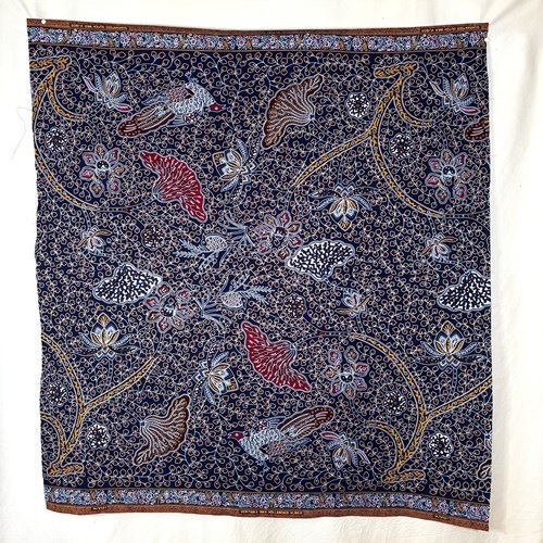 アフリカンプリント 布 生地 50cm単位 AP-13569  豊かな森 孔雀 藍色地 えんじ色  アフリカ 布 ブロード カットクロス ハンドメイド パッチワーク エコバッグ 手芸材料 ダンス 舞台 衣装 通園通学に