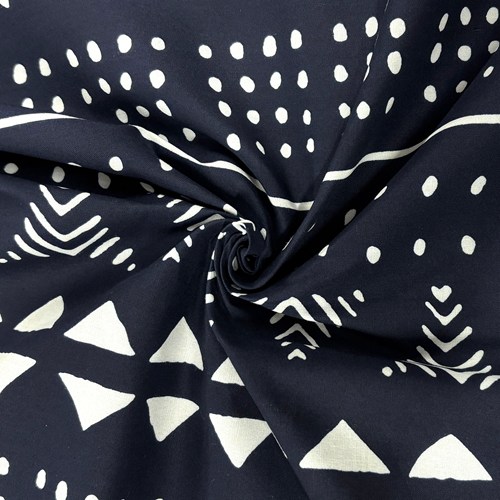 アフリカンプリント 布 生地 50cm単位 AP-13825　泥染め文様 トライブ系 三角 四角 白濃紺　アフリカ 布 ブロード カットクロス ハンドメイド パッチワーク エコバッグ 手芸材料 ダンス 舞台 衣装 通園通学に