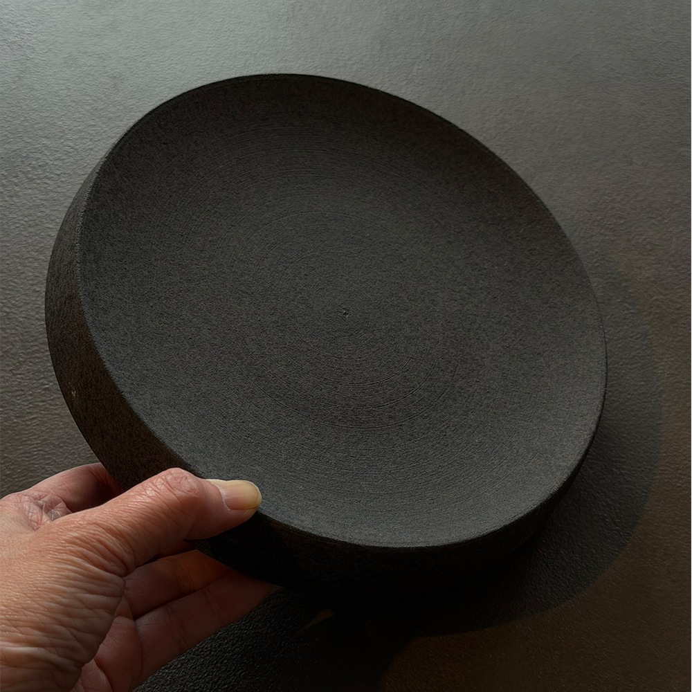 ブルーノ高台プレート 19cm　ブラック