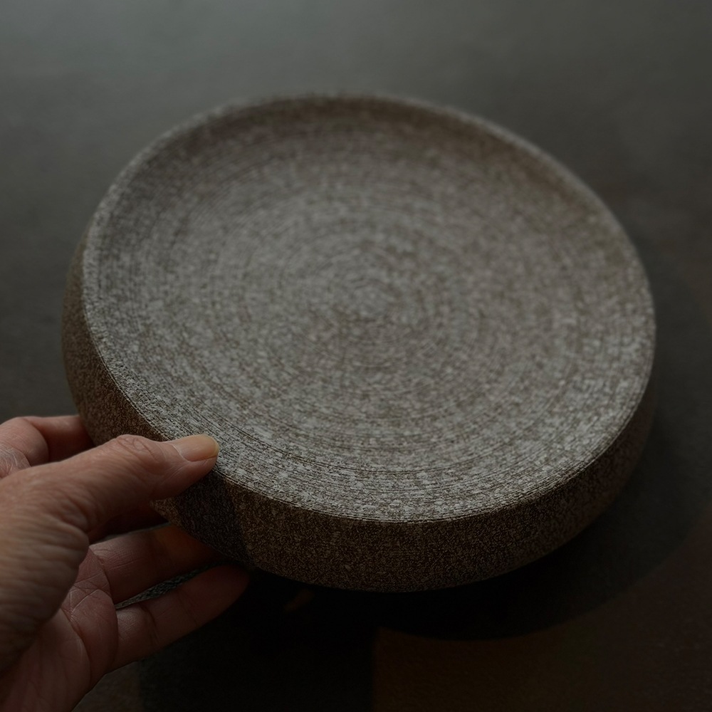 ブルーノ高台プレート 19cm　ブラウン