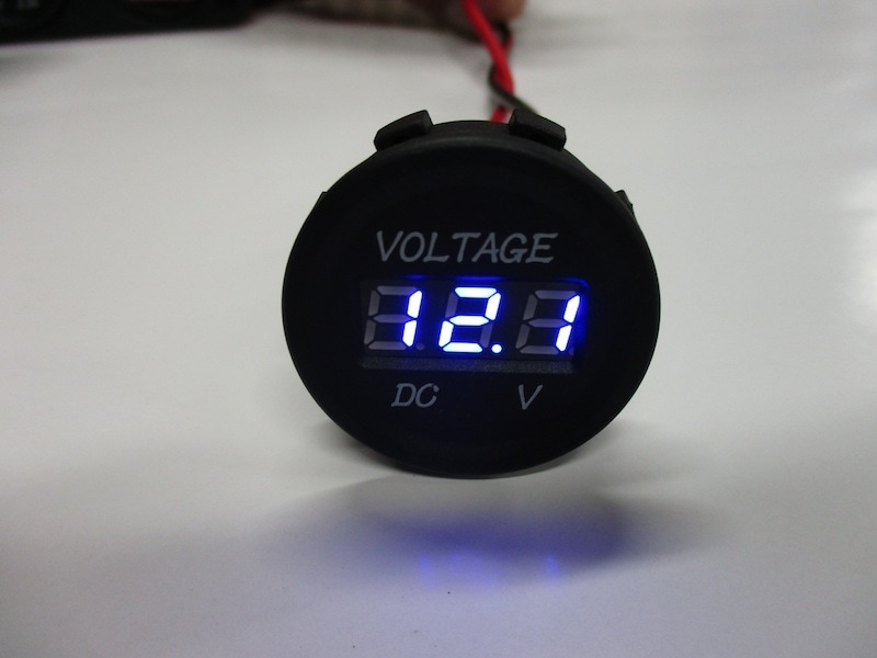 埋込デジタルボルトメーター 12V