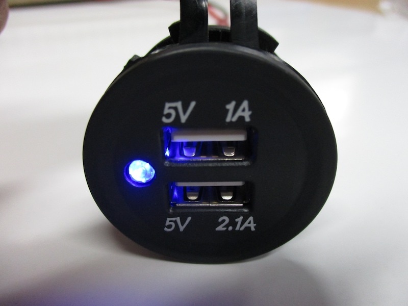 172110】埋込2連USBソケット 12V