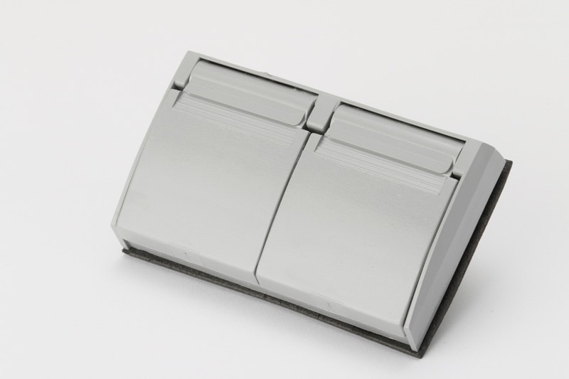2連パワーアウトレット フタ付グレー