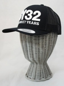 SY32 by SWEET YEARS��5-PANEL RETROTRUCKER CAP��BLACK��WHITE