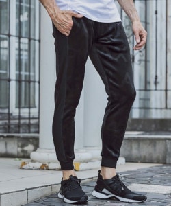 1PIU1UGUALE3 RELAX「エンボスロゴベロアパンツ」 BLACK【ウノピゥウノウグァーレトレ リラックス】