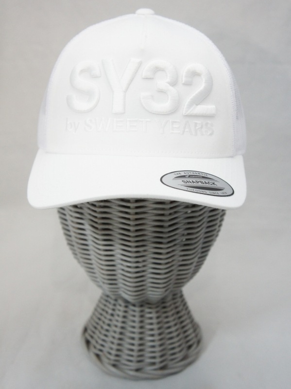 SY32 by SWEET YEARS��5-PANEL RETROTRUCKER CAP��WHITE