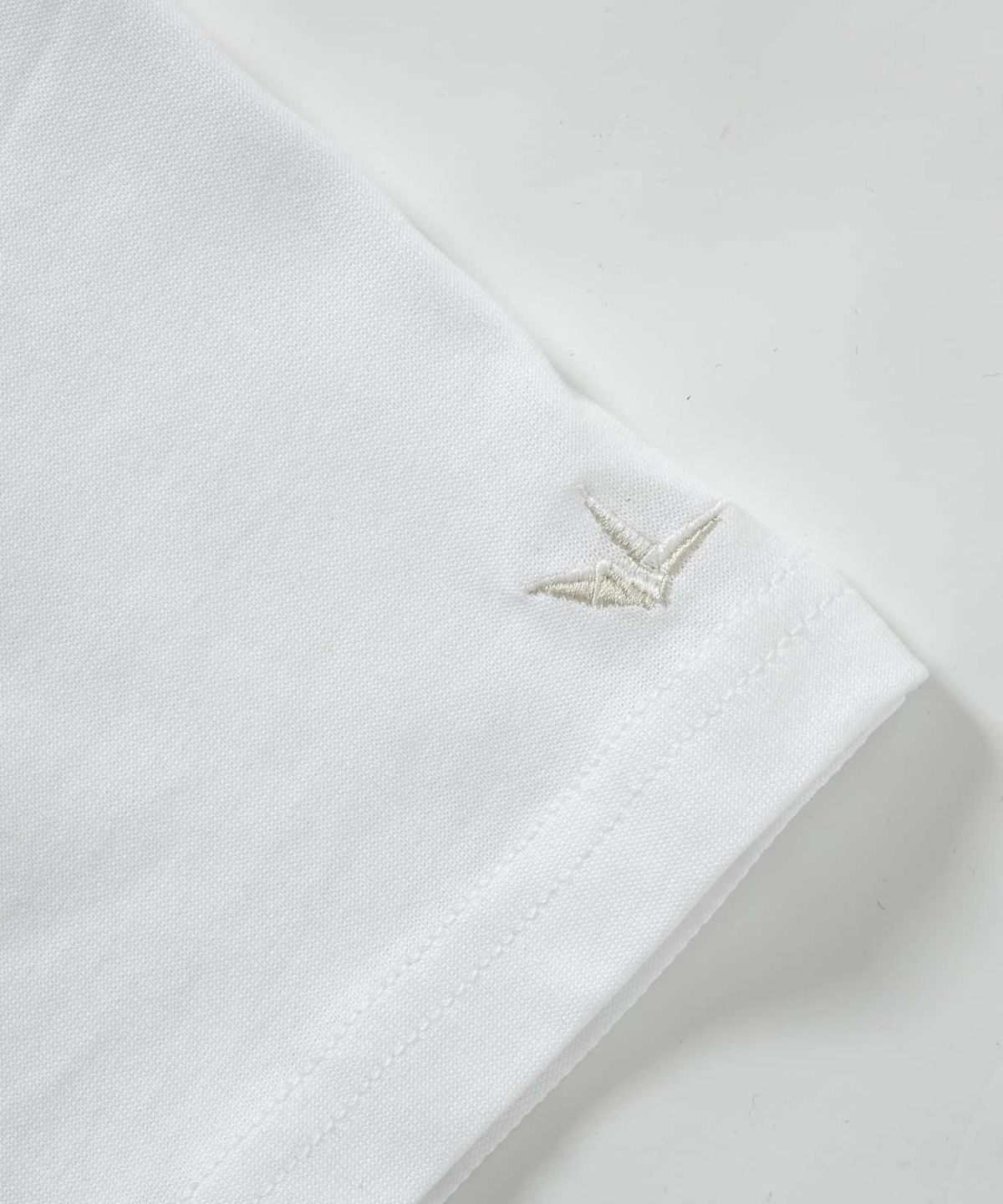 バーチカル刺繍ロゴ半袖Tシャツ ホワイト 1PIU1UGUALE3 RELAX バーチカル刺繍ロゴ半袖Tシャツ ホワイト 1PIU1UGUALE3 RELAX