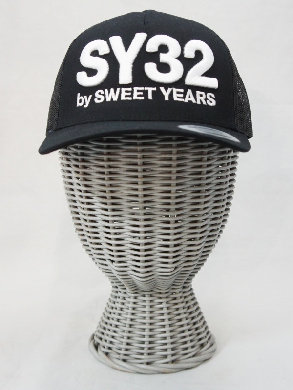 SY32 by SWEET YEARS��5-PANEL RETROTRUCKER CAP��BLACK��WHITE