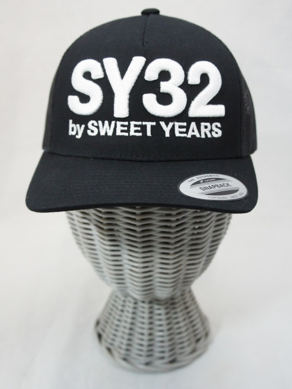 SY32 by SWEET YEARS��5-PANEL RETROTRUCKER CAP��BLACK��WHITE