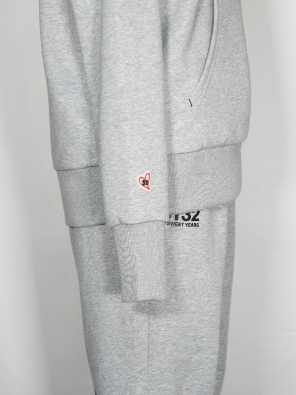 SY32 by SWEET YEARS��SHIELD LOGO P/O HOODIE��GRAY