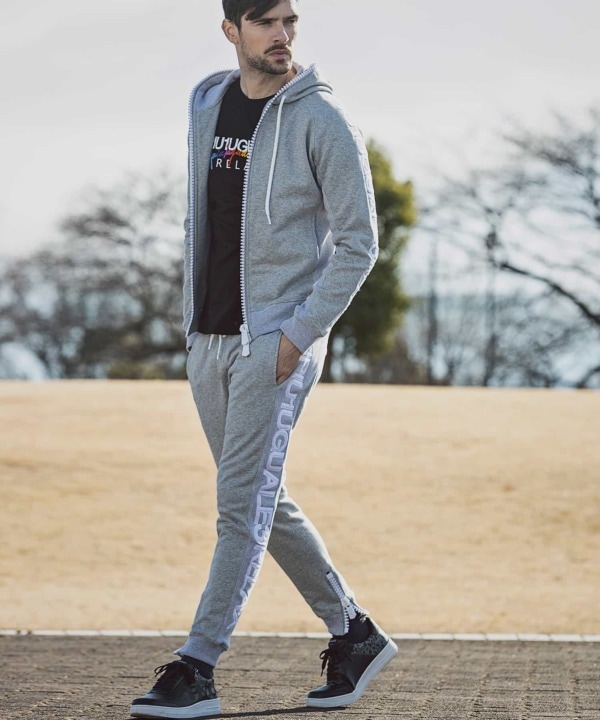 1PIU1UGUALE3 RELAX「ビッグファスナーサイドロゴアップリケスウェット