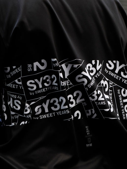 SY32 by SWEET YEARSEXCHANGE L/S TEEBLACK