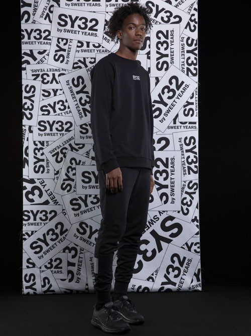 SY32 by SWEET YEARSWORLD STAR P/O CREWBLACK