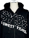 SY32 by SWEET YEARS��SLASH BIG LOGO ZIP HOODIE��BLACK��WHITE