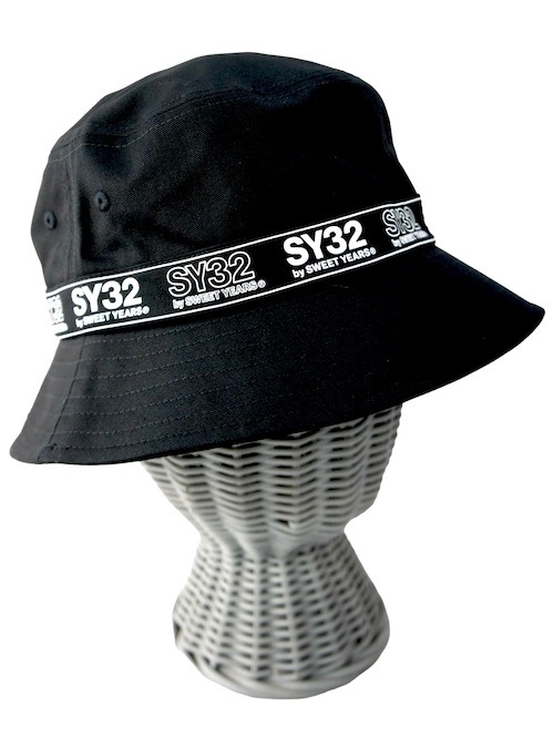 SY32 by SWEET YEARS��TAPE LOGO BUCKET HAT��BLACK