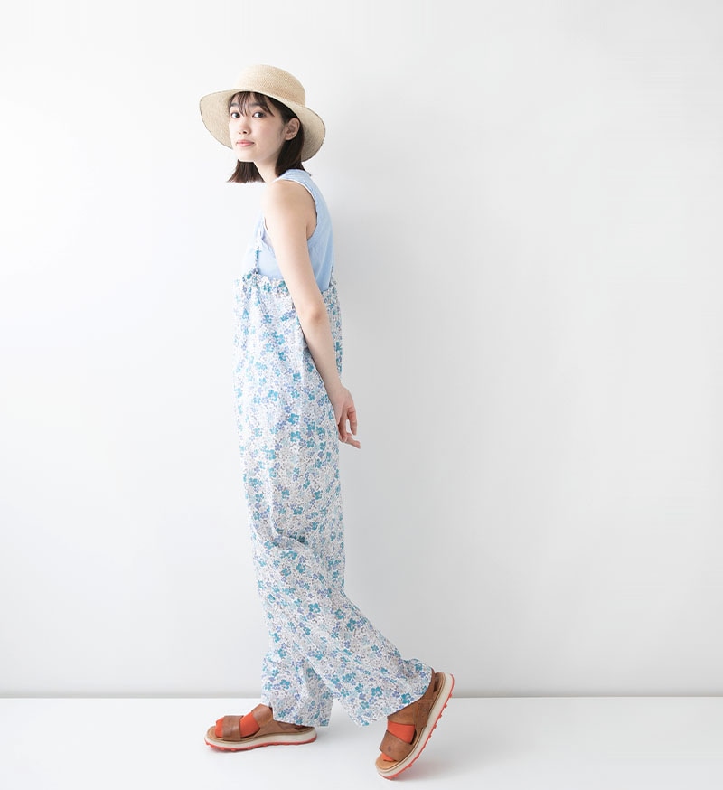 ヴェリテクール　花柄パンツ 春に「フラワープリント」を着こなす。可憐なアイテムを格好よく、大人