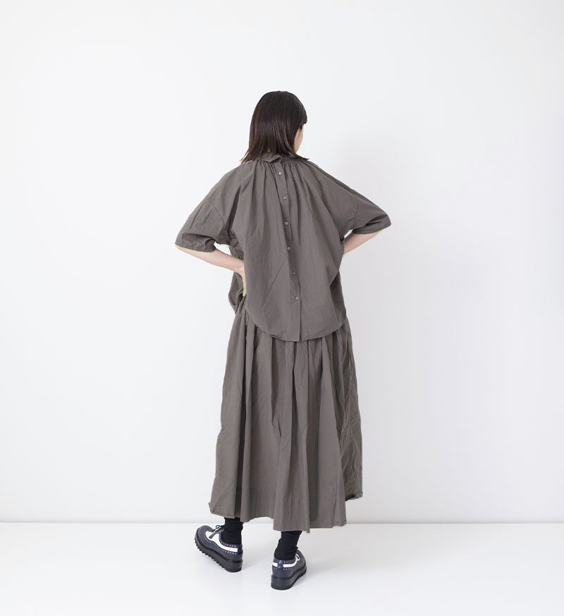 ST-178<br>バックボタンブラウス