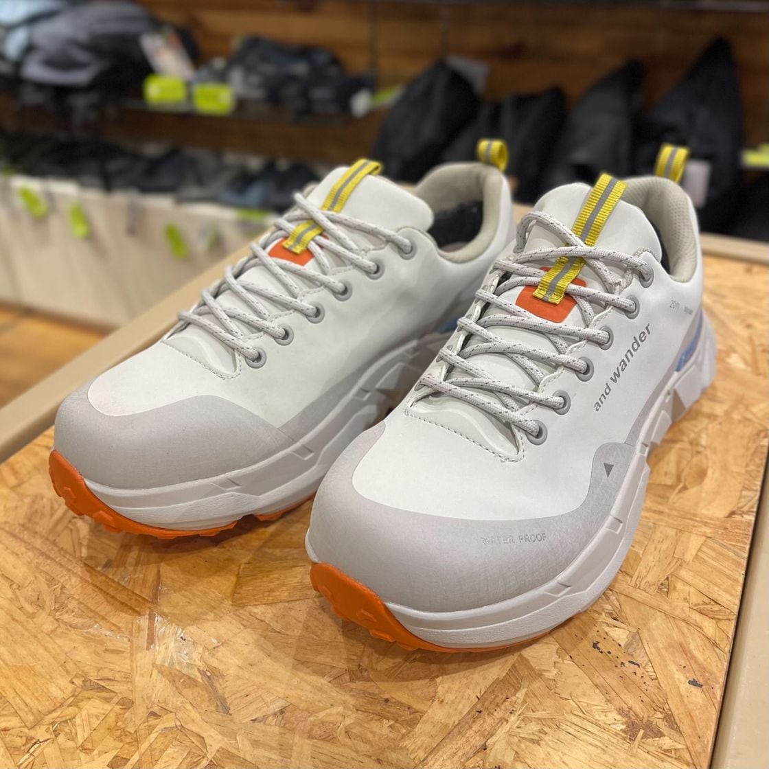 [当日出荷可] and wander waterproof trek shoes low off white [アンドワンダー]