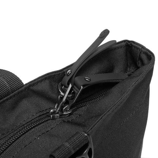 【新品】Pacsafe tote bag パックセーフ　ショルダーバッグ　トート PacSafe Go Crossbody Tote Black [パックセーフ]