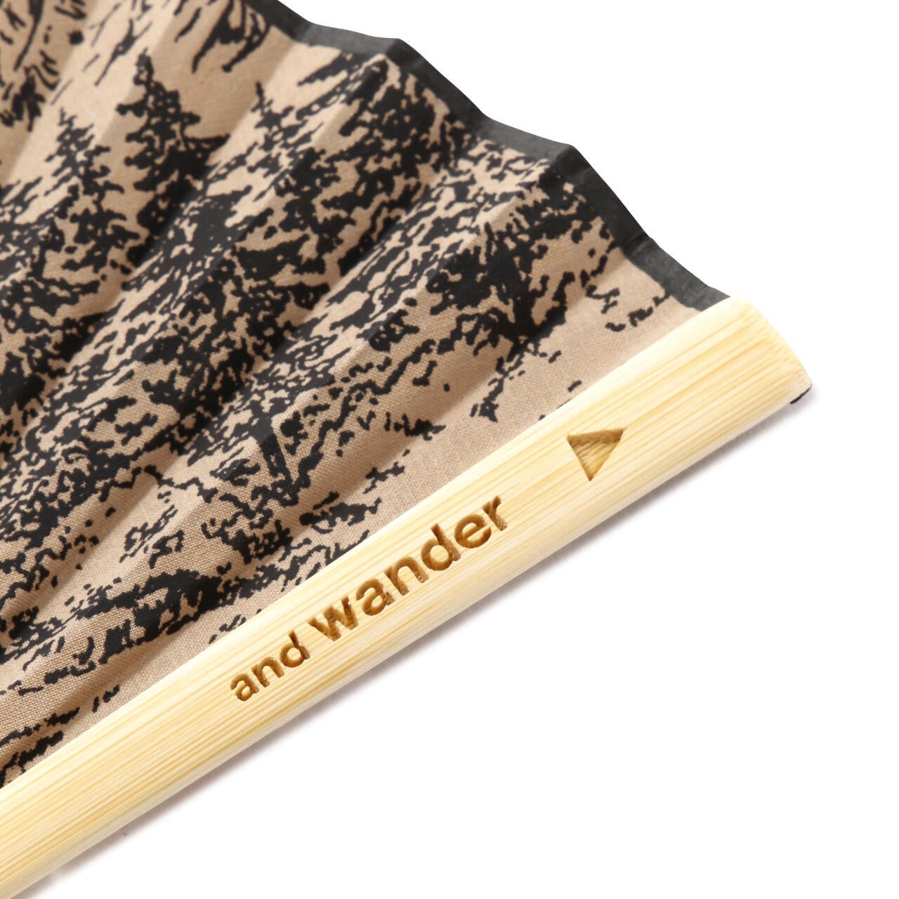 [当日出荷可][20%OFF] and wander 206 hiking club folding hand fan beige [アンドワンダー]