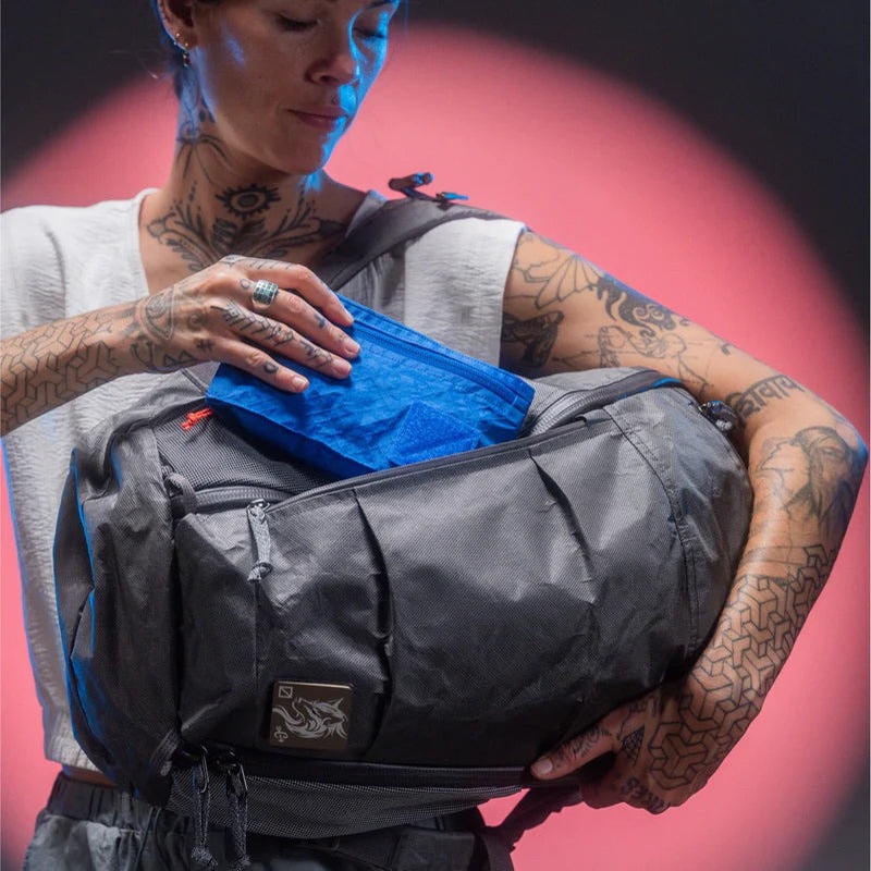 EVERGOODS MPL22 - Mountain Panel Loader 22L Carryology Kludde Edition Gravel Gray/Blue Flame [エバーグッズ]