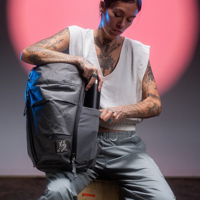 EVERGOODS MPL22 - Mountain Panel Loader 22L Carryology Kludde Edition Gravel Gray/Blue Flame [エバーグッズ]