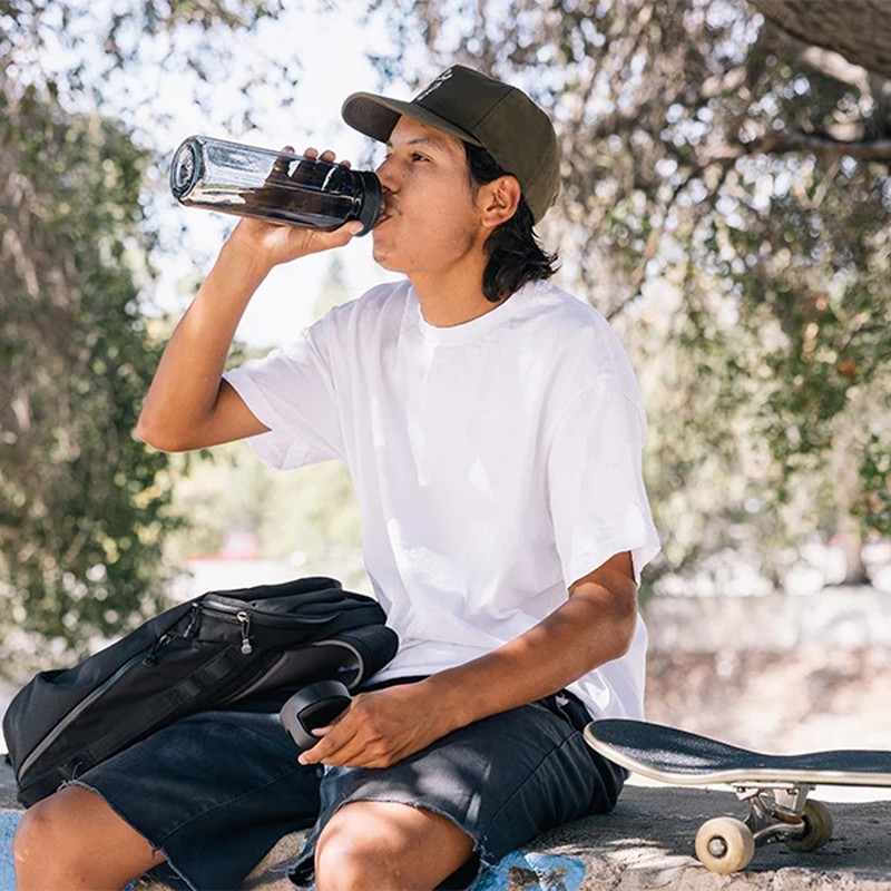 YETI YONDER 750 ml WATER BOTTLE WITH CHUG CAP NAVY [イエティ]