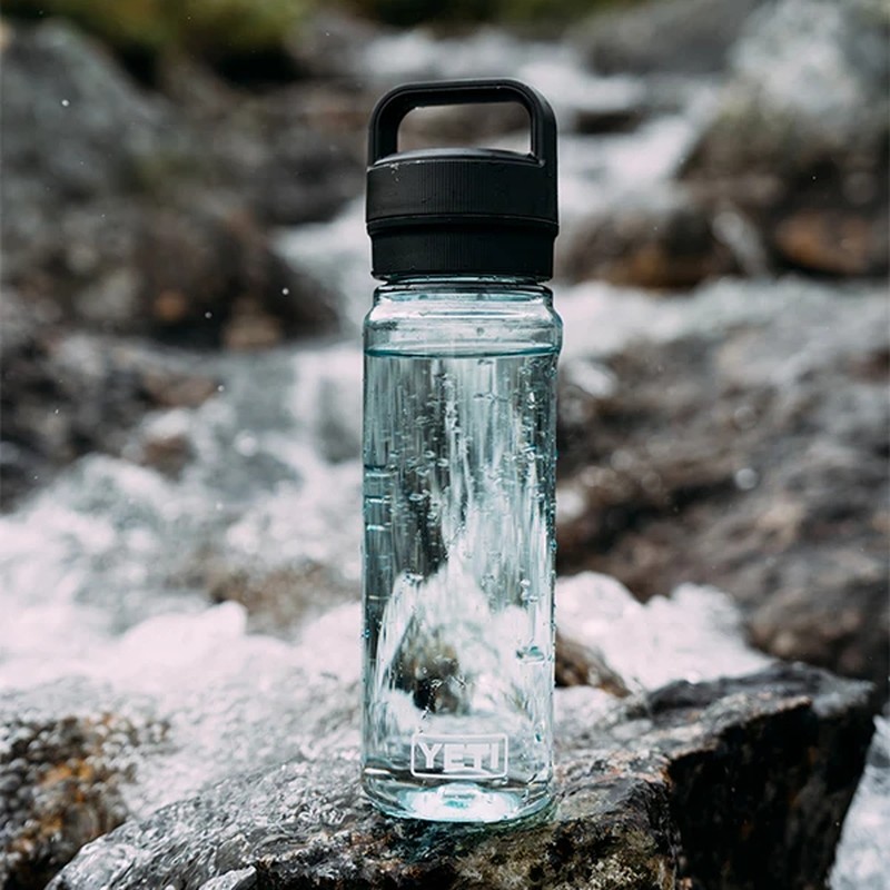YETI YONDER 750 ml WATER BOTTLE WITH CHUG CAP NAVY [イエティ]