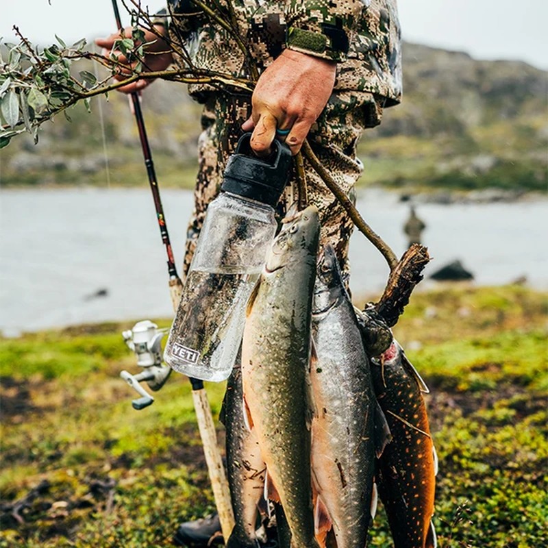 YETI YONDER 1 l WATER BOTTLE WITH CHUG CAP CHARCOAL [イエティ]