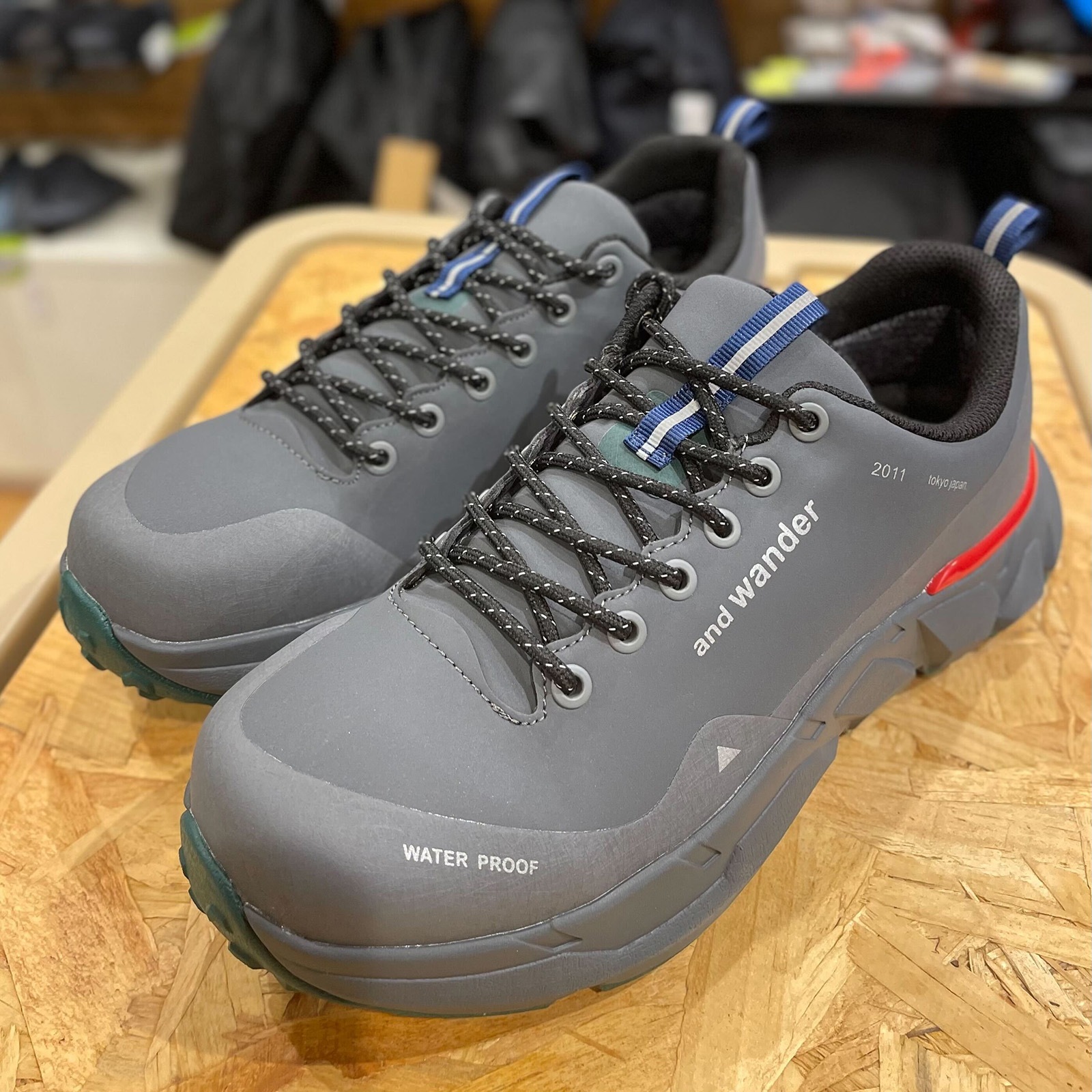 [当日出荷可][20%OFF] and wander waterproof trek shoes low charcoal [アンドワンダー]