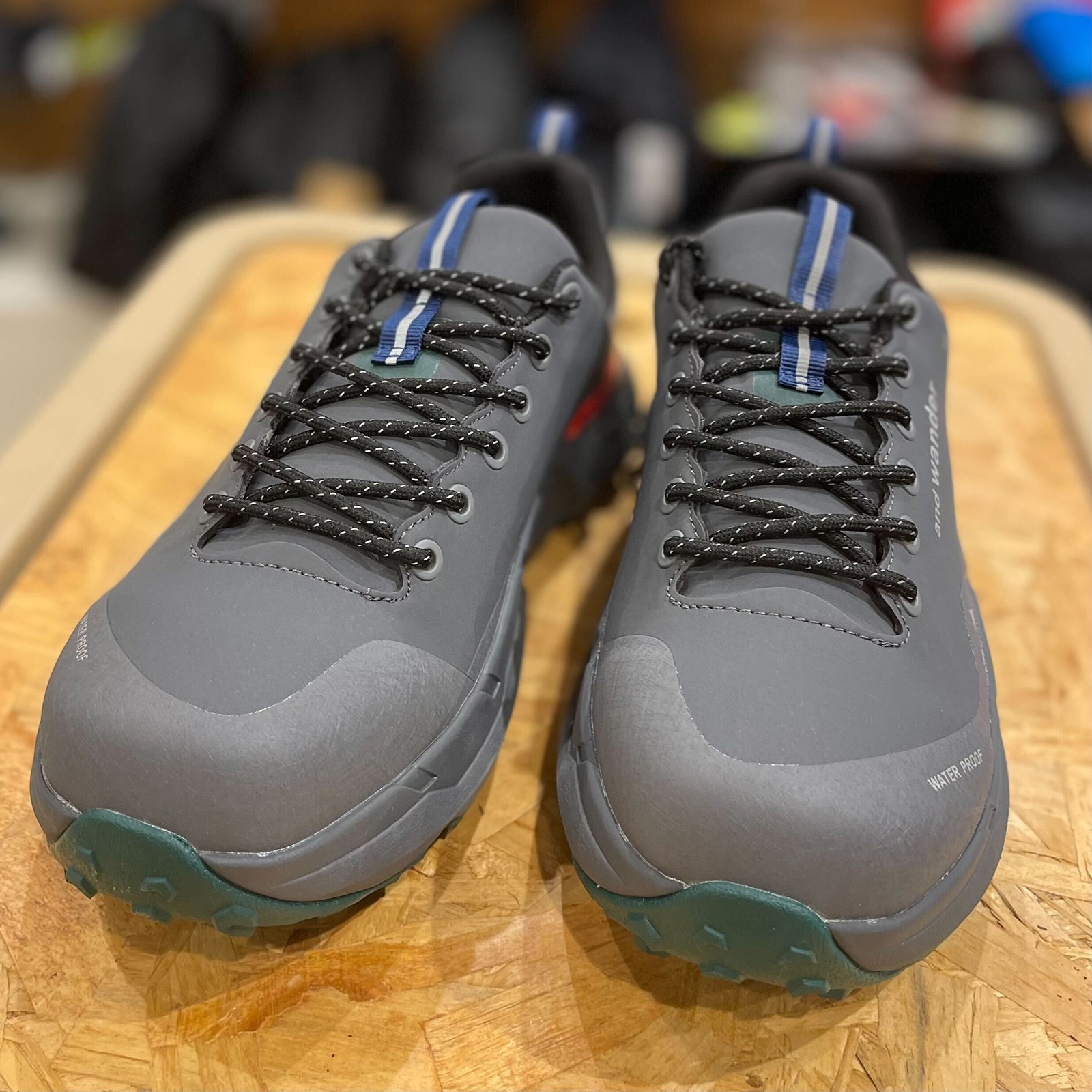 [当日出荷可][20%OFF] and wander waterproof trek shoes low charcoal [アンドワンダー]