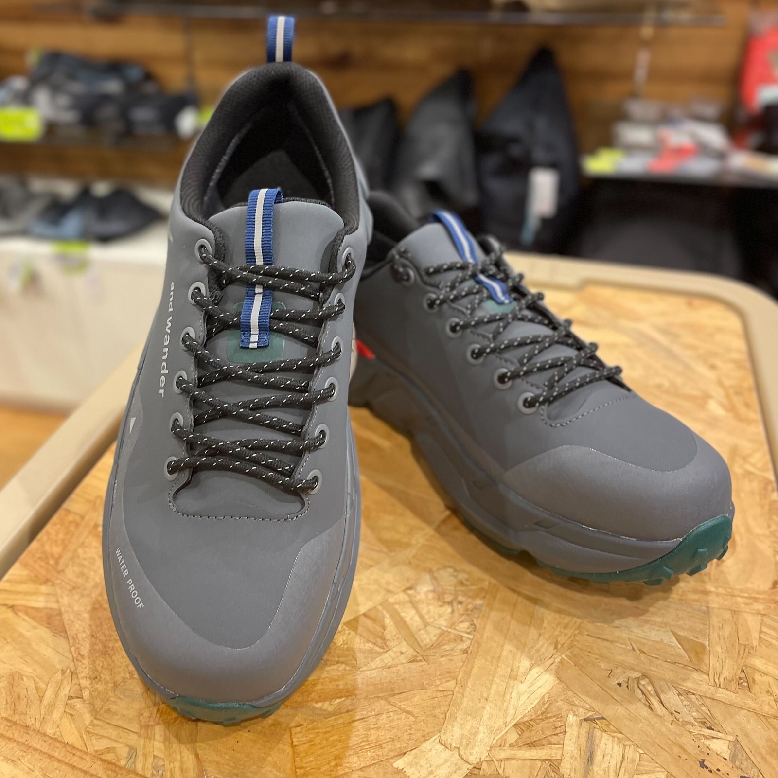 [当日出荷可][20%OFF] and wander waterproof trek shoes low charcoal [アンドワンダー]