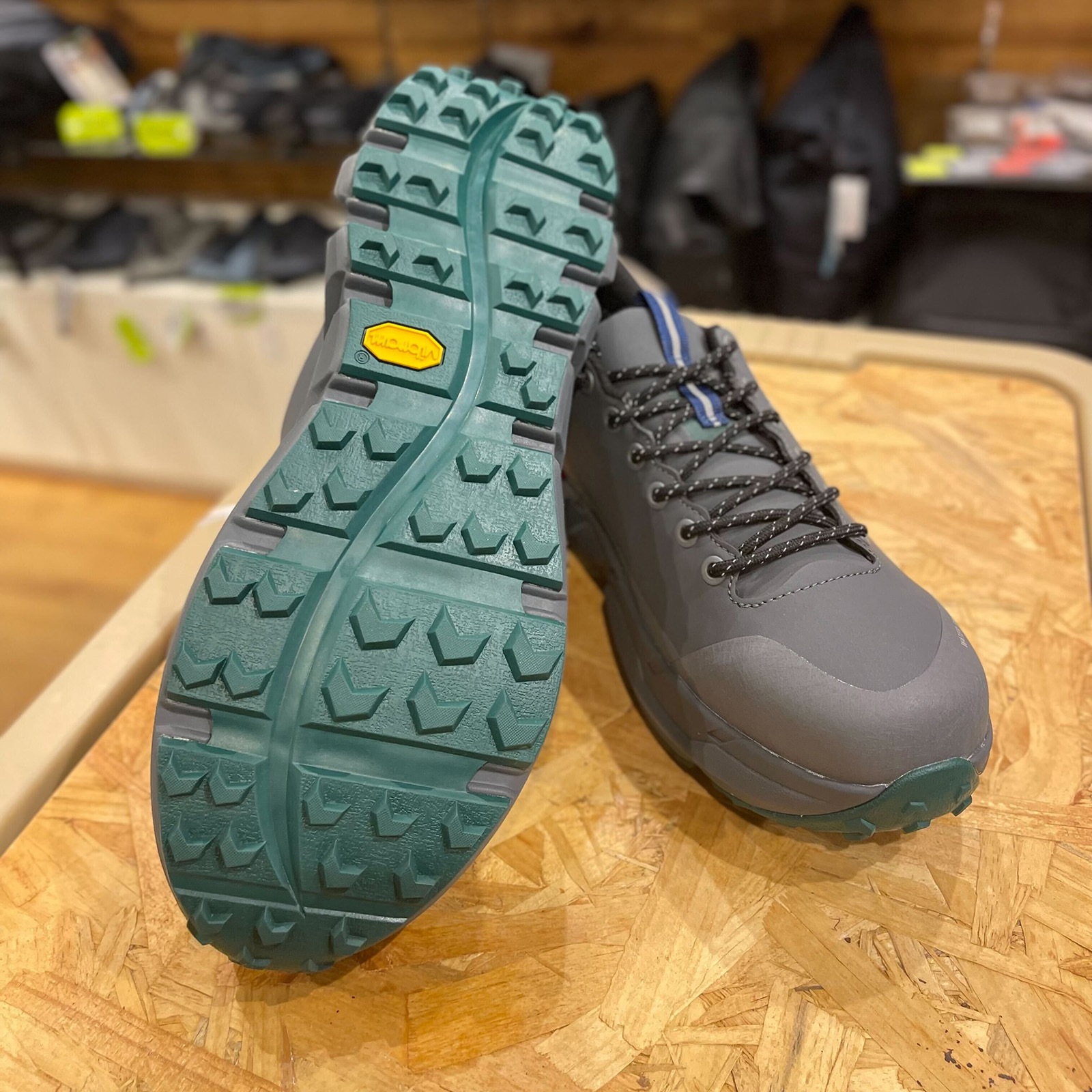 [当日出荷可][20%OFF] and wander waterproof trek shoes low charcoal [アンドワンダー]