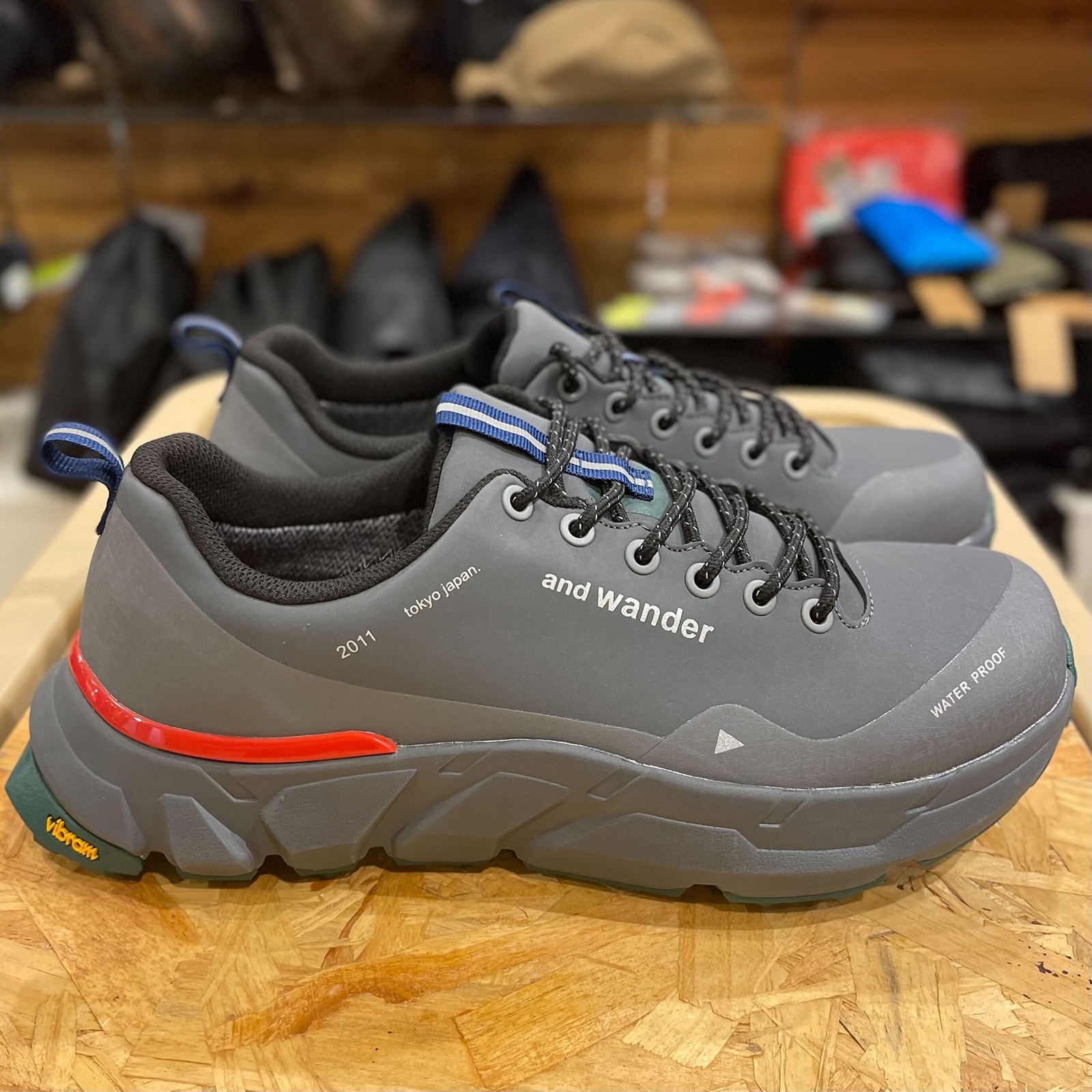 [当日出荷可][20%OFF] and wander waterproof trek shoes low charcoal [アンドワンダー]