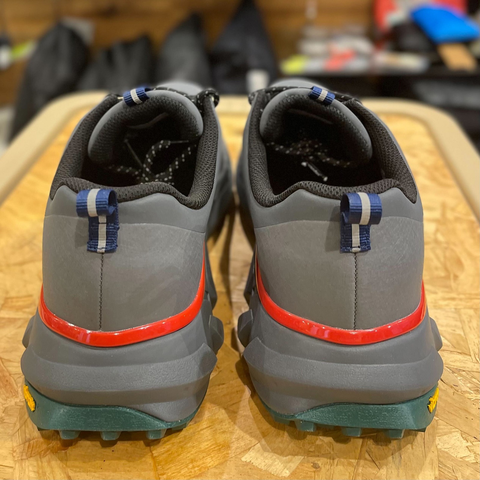 [当日出荷可][20%OFF] and wander waterproof trek shoes low charcoal [アンドワンダー]