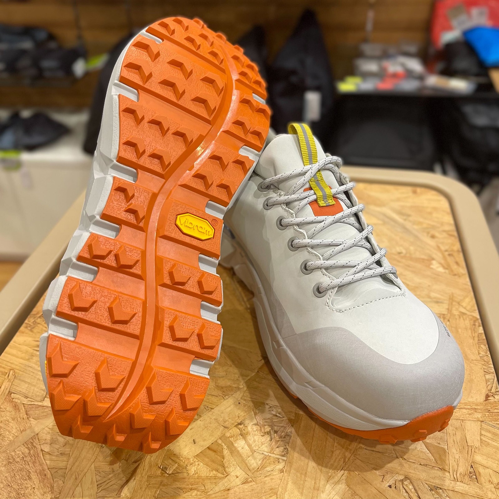 [当日出荷可][20%OFF] and wander waterproof trek shoes low off white [アンドワンダー]