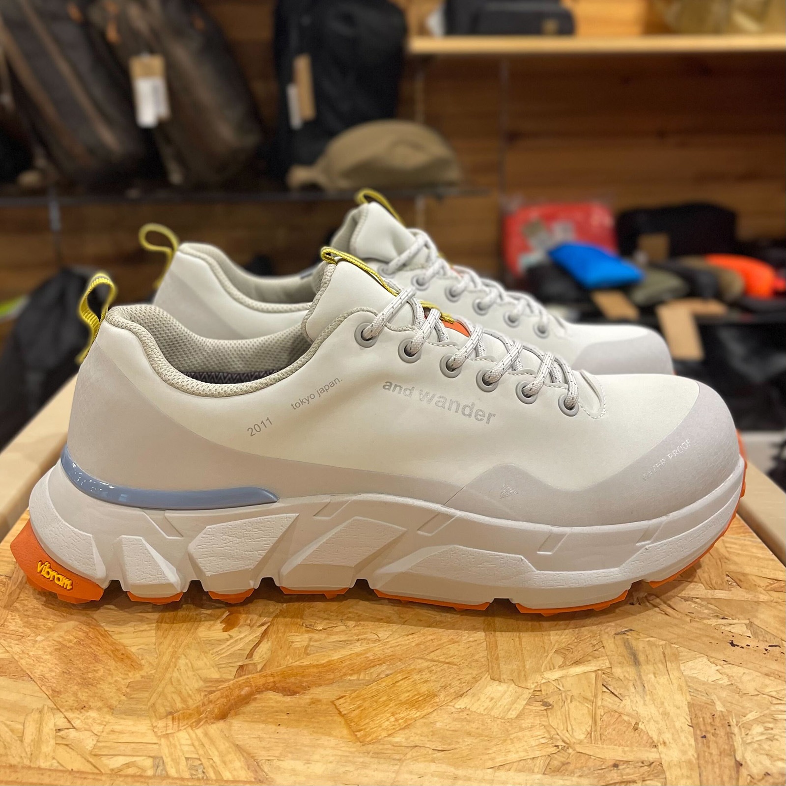 [当日出荷可][20%OFF] and wander waterproof trek shoes low off white [アンドワンダー]