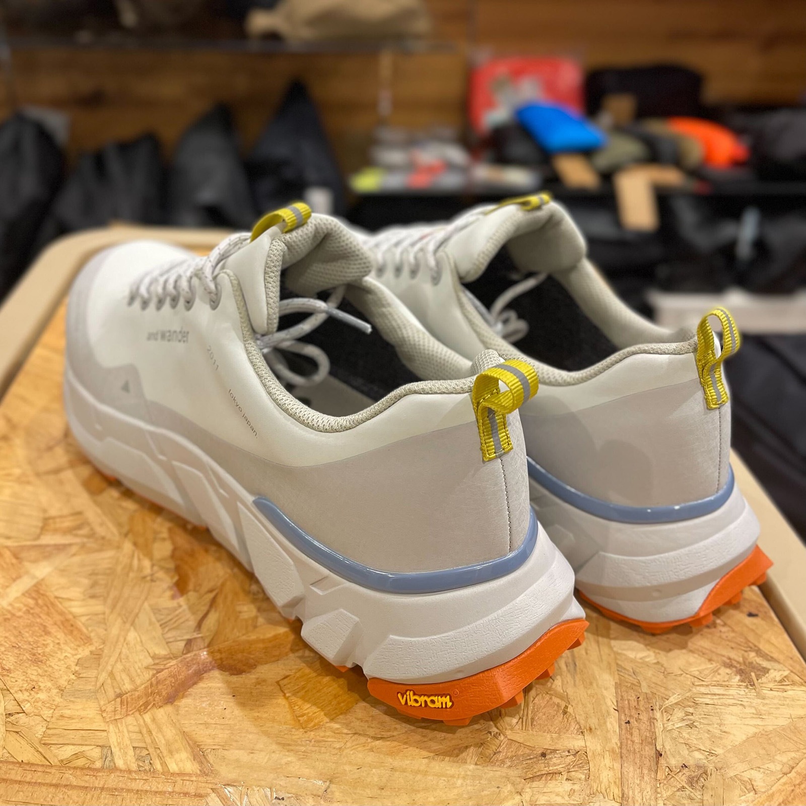 [当日出荷可][20%OFF] and wander waterproof trek shoes low off white [アンドワンダー]
