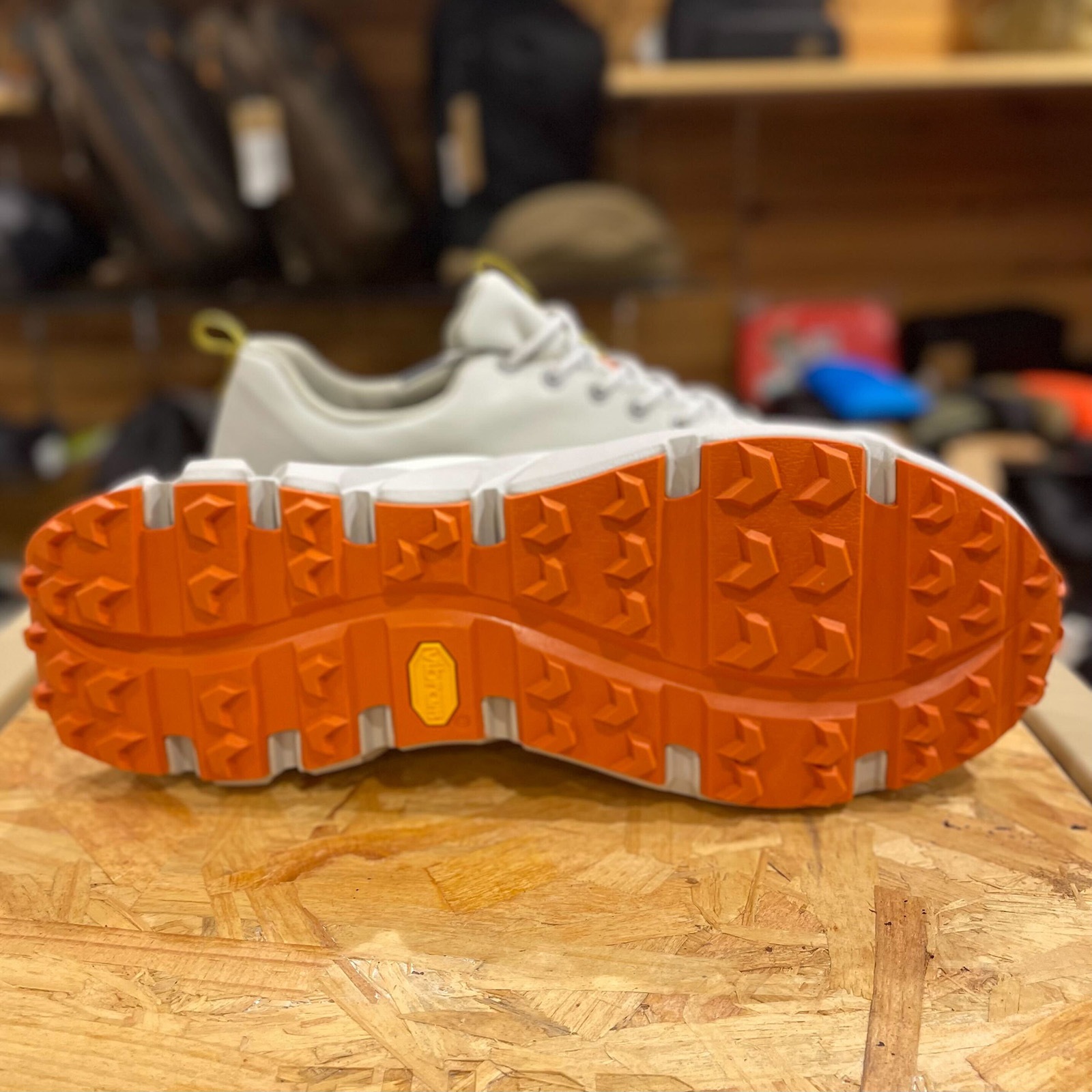 [当日出荷可][20%OFF] and wander waterproof trek shoes low off white [アンドワンダー]