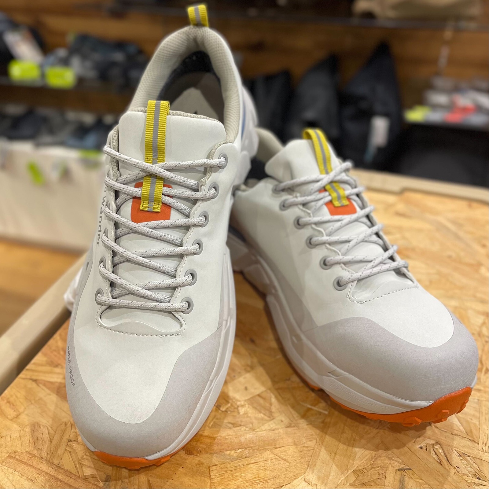 [当日出荷可][20%OFF] and wander waterproof trek shoes low off white [アンドワンダー]