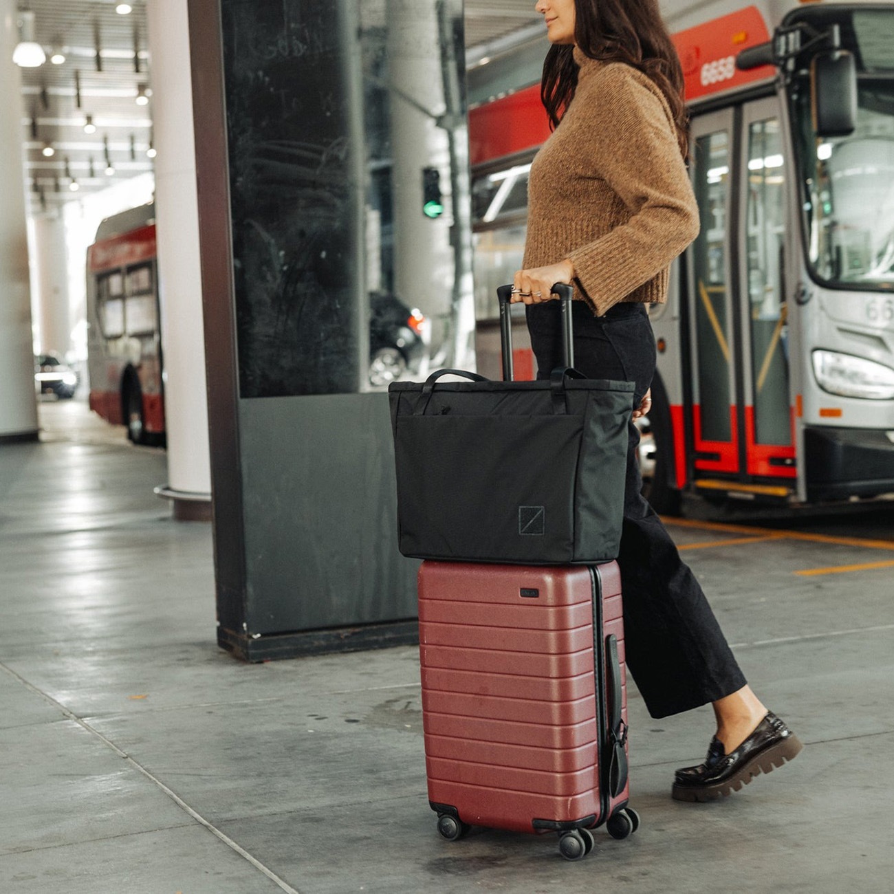 ディーバ LEATHER TRAVEL BAG M - Khaki Green | ZARA Canada