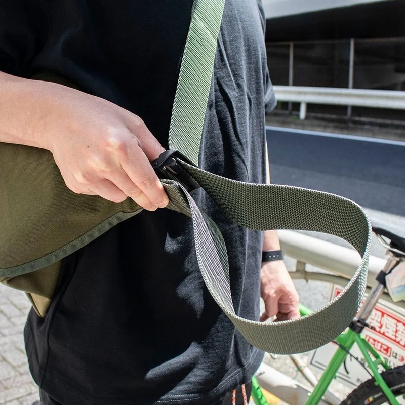 アクセサリー *BLUE LUG* the messenger bag (black) BLUE LUG* the messenger bag half (purple/reflector) - BLUE