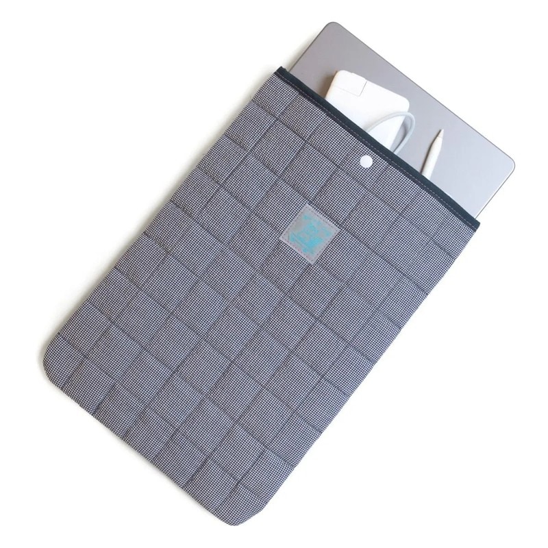 BLUE LUG padding pc sleeve 16inch navy check [ブルーラグ]