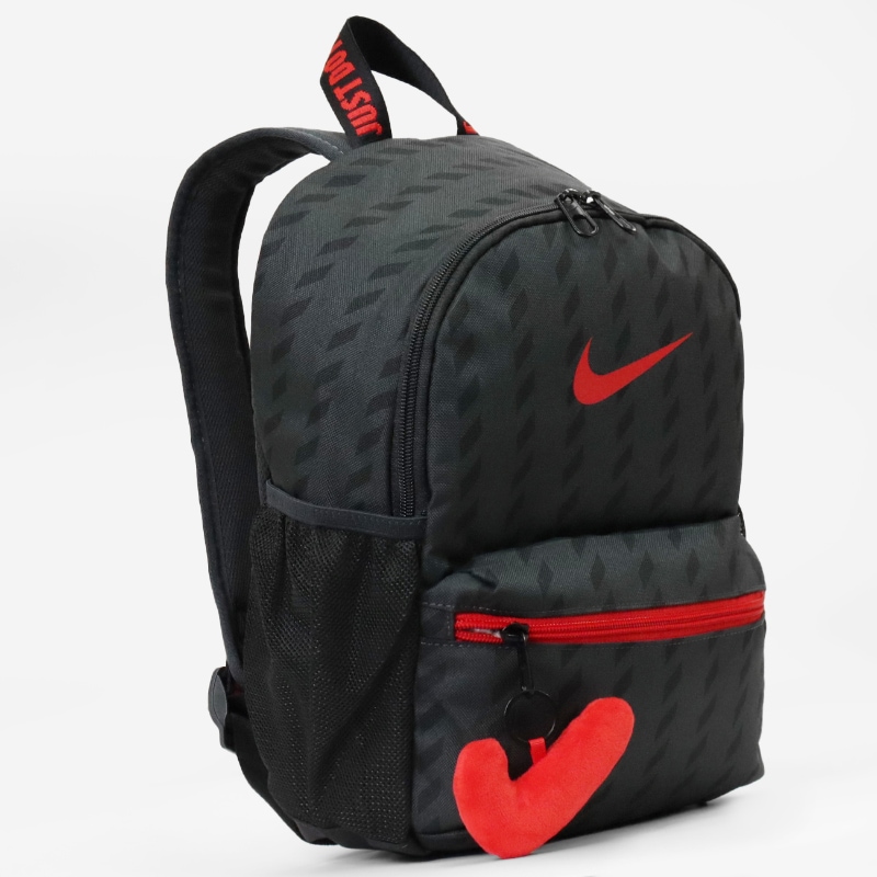 ナイキ NIKE バックパック キッズ JDI Just Do It デイパック キッズリュック ミニリュック 11L チャーム付き 2026SS 新作 ブラック レッド IO1530-010 | ブランド [正規取扱店]