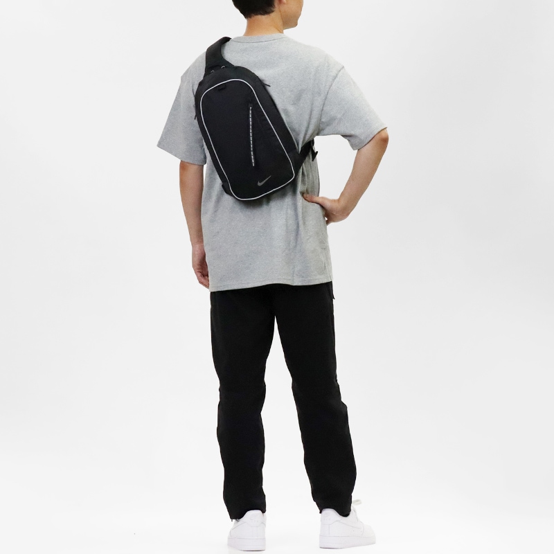 ナイキ NIKE ボディバッグ コミュート COMMUTE スリングバッグ メンズ レディース ワンショルダー ショルダーバッグ ミニバッグ 縦型 8L リフレクター 軽量 ロゴ 2026年秋 新作 ブラック IQ1285-010 | ブランド [正規取扱店]